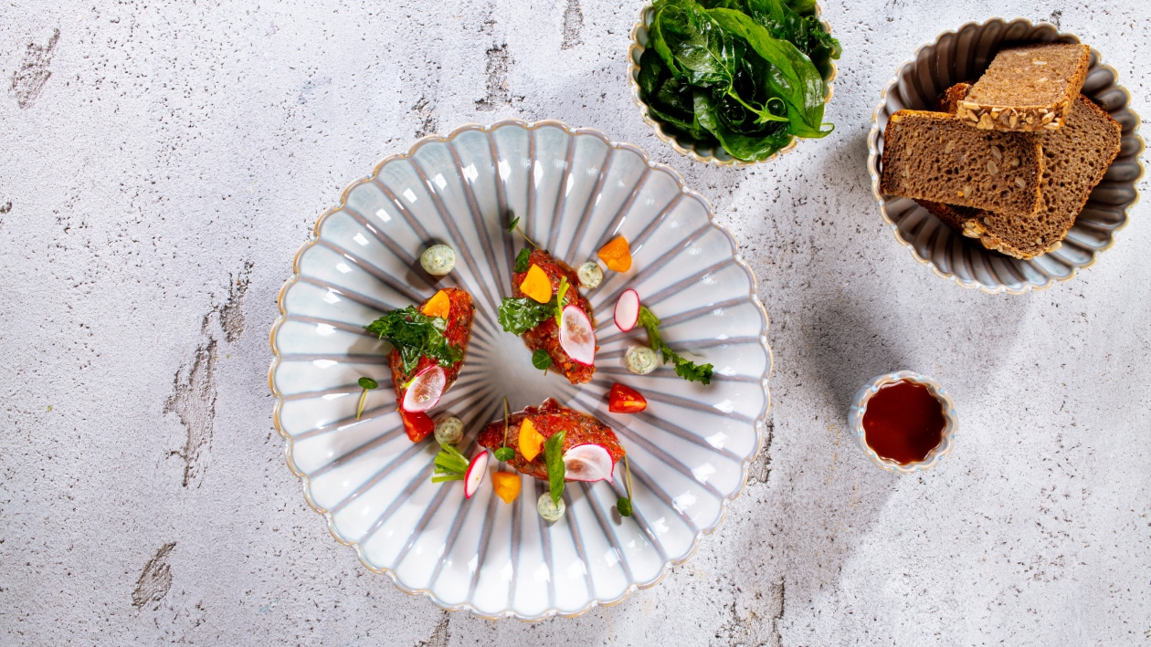 Tatar z pomidorów i bazylii (wegański)